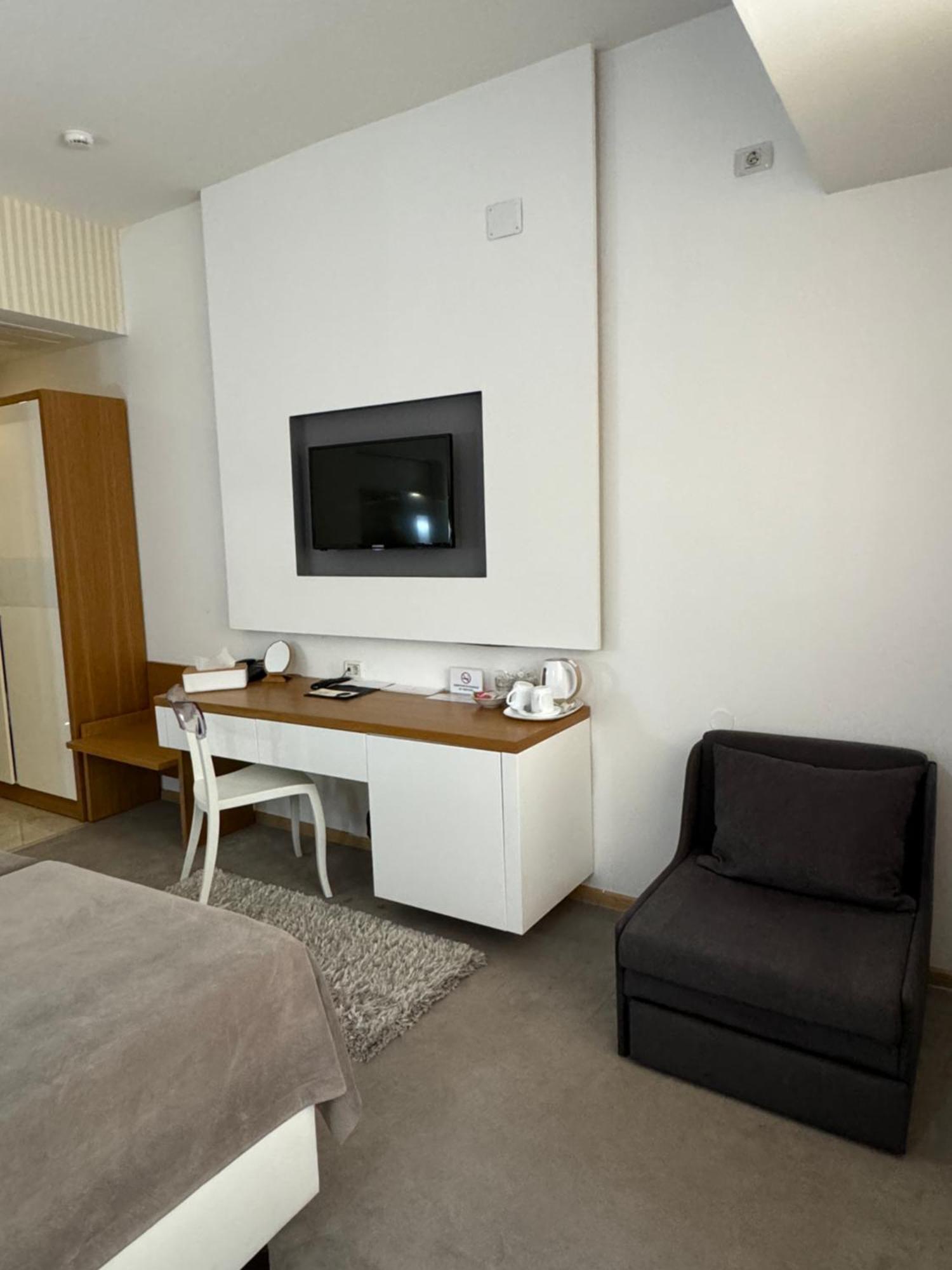 Gardenia Hotel & Spa Veles Ngoại thất bức ảnh A television set in a hotel room
