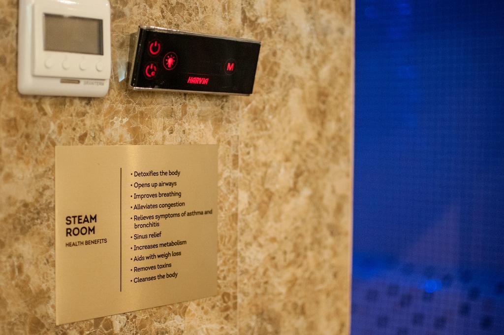 Gardenia Hotel & Spa Veles Ngoại thất bức ảnh A steam shower control panel