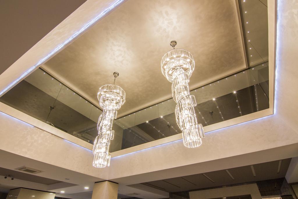 Gardenia Hotel & Spa Veles Ngoại thất bức ảnh The chandeliers in the lobby