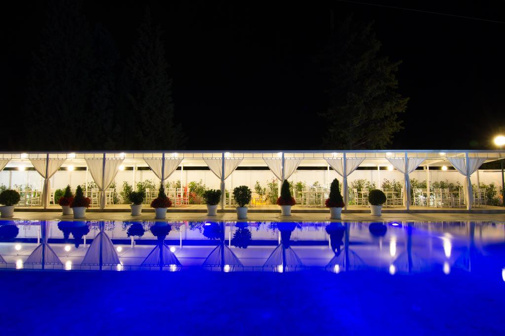 Gardenia Hotel & Spa Veles Ngoại thất bức ảnh The pool at the hotel